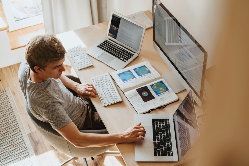 homem trabalhando e consultando o computador